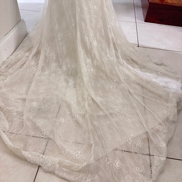 Blue By Enzoani Mermaid Style Ivory Wedding Dress -  Size 8- Retails $4000 - Picture 6 of 8